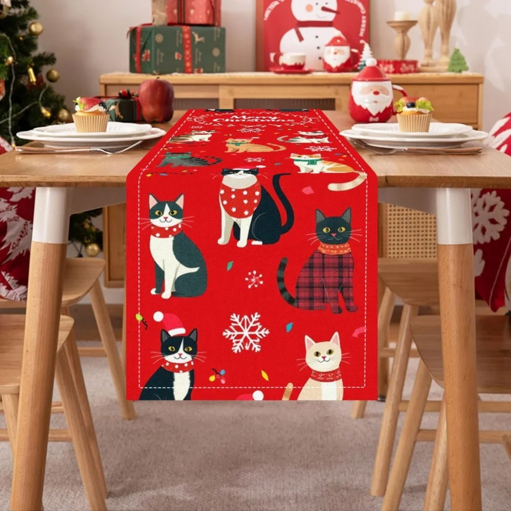 Ein weihnachtlicher Katzen- und Kranz-Tischläufer mit Katzen in Weihnachtsmützen und fröhlichem Weihnachtskranz – rot-weiße Feiertags-Essdekoration