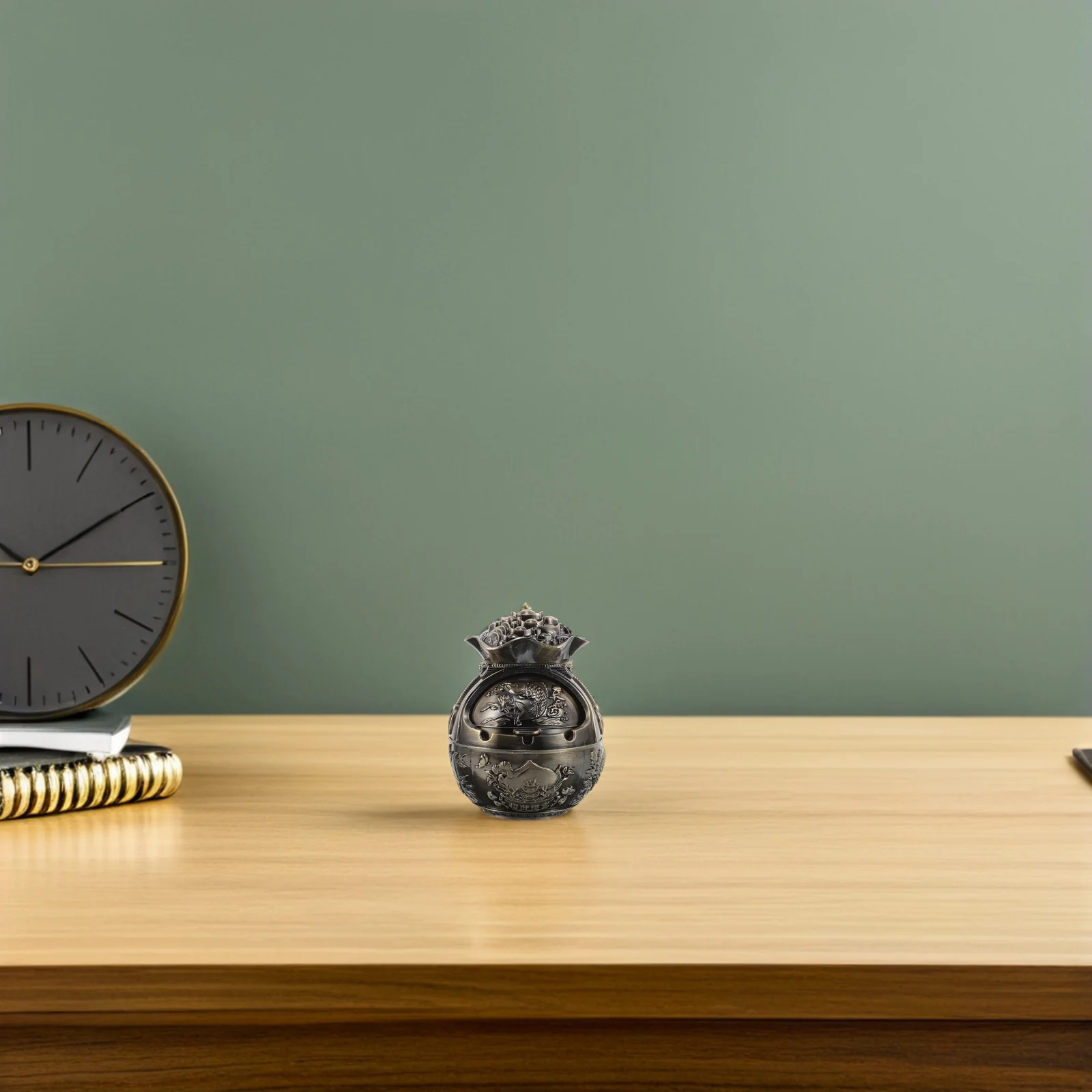 

Vintage Ashtray Zinc Alloy Retro Fish Design Windproof Lid Outdoor Metal Smoking Tray For Patio Balcony Home Cigarette