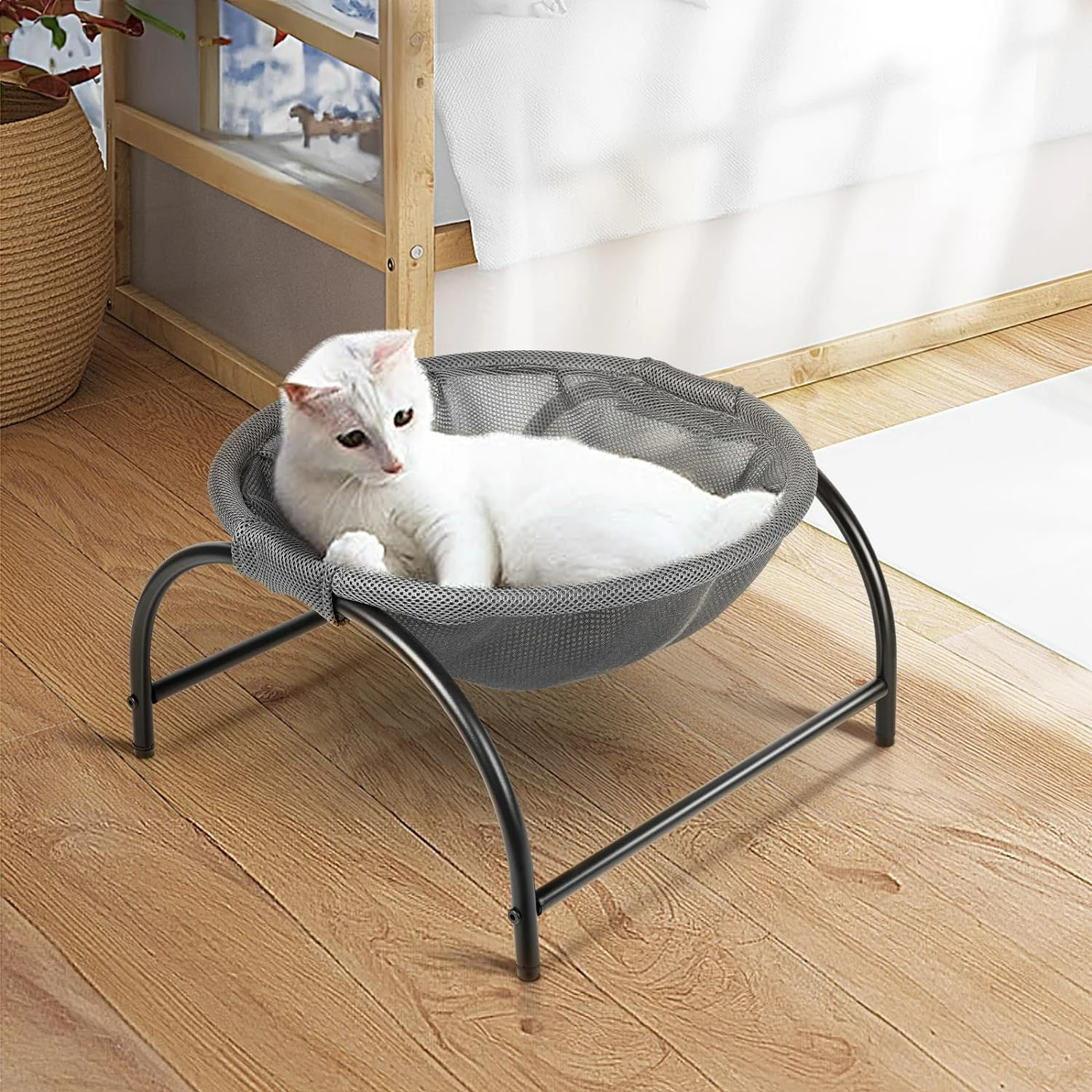 

Breathable and Detachable Medium Cat Bed with Easy Assembly, Ideal for Indoor and Outdoor Use, Features Mesh Material for Added