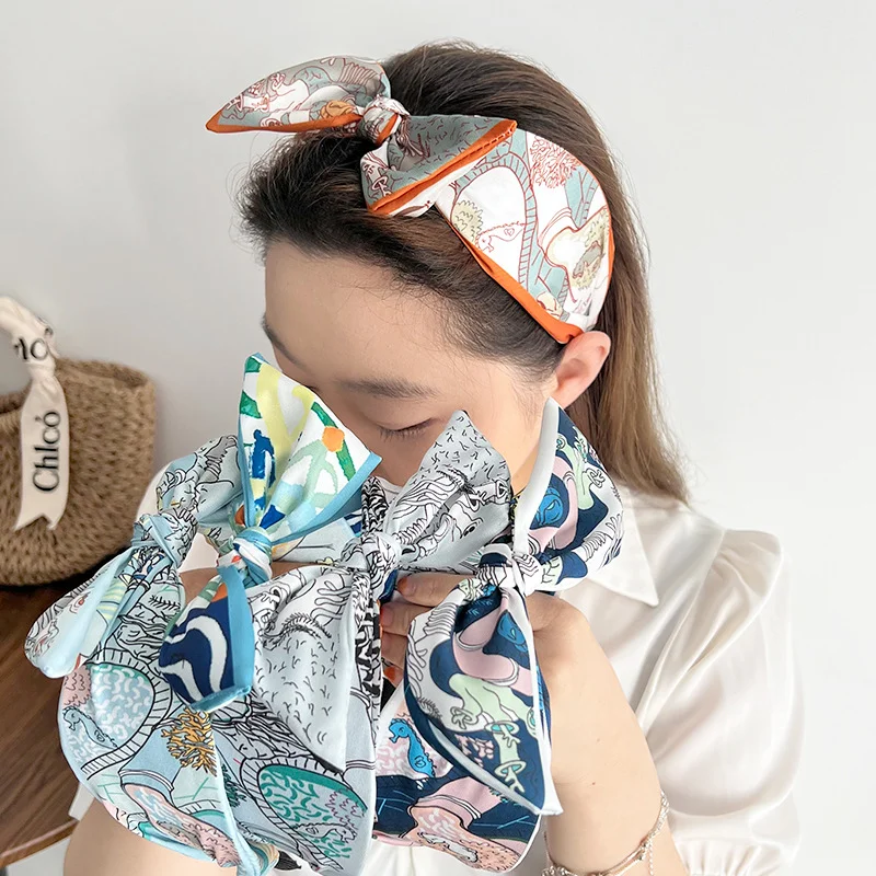 

Trendy printed headband with bow detail Fashion-forward hair accessory headband The darling of style enthusiasts
