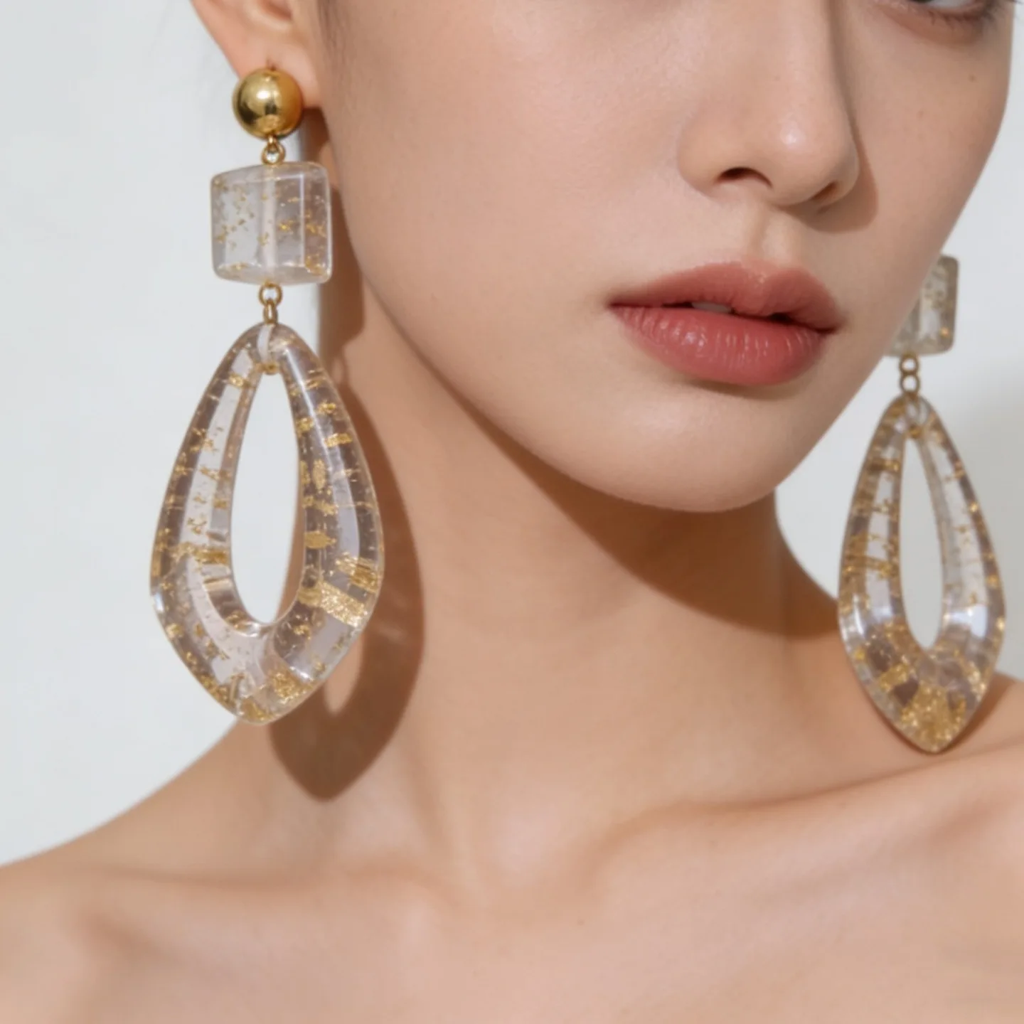 Hollowed-out geometric earrings, simple and elegant stud earrings