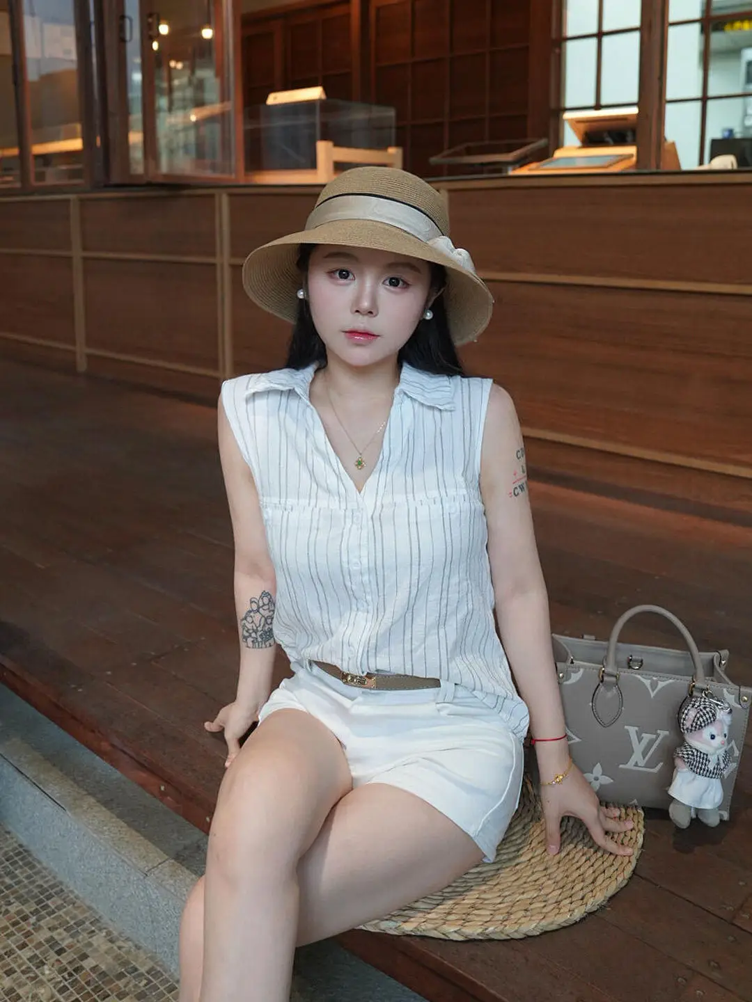 

Белая полосатая женская рубашка без рукавов, летняя новинка 2026 года, верхняя одежда с отложным воротником, открытый кардиган, уникальный дизайн, топ