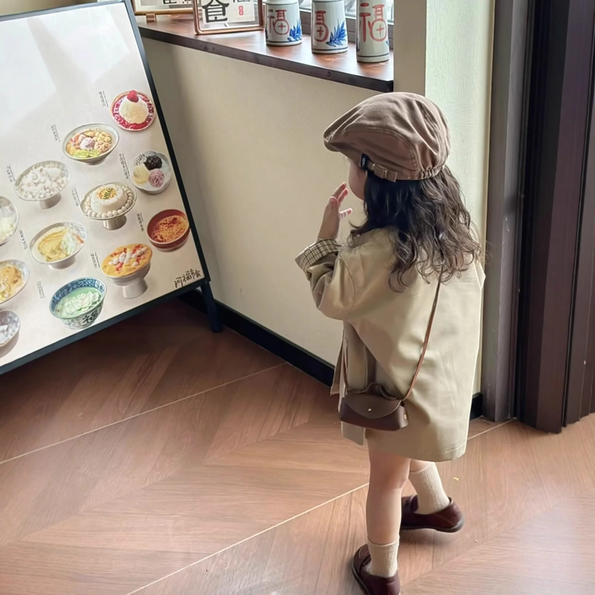 Abbigliamento per bambini Cappotto per ragazza Autunno 25 Nuova neonata Stile retrò britannico Risvolto Trench medio e lungo Top per bambini