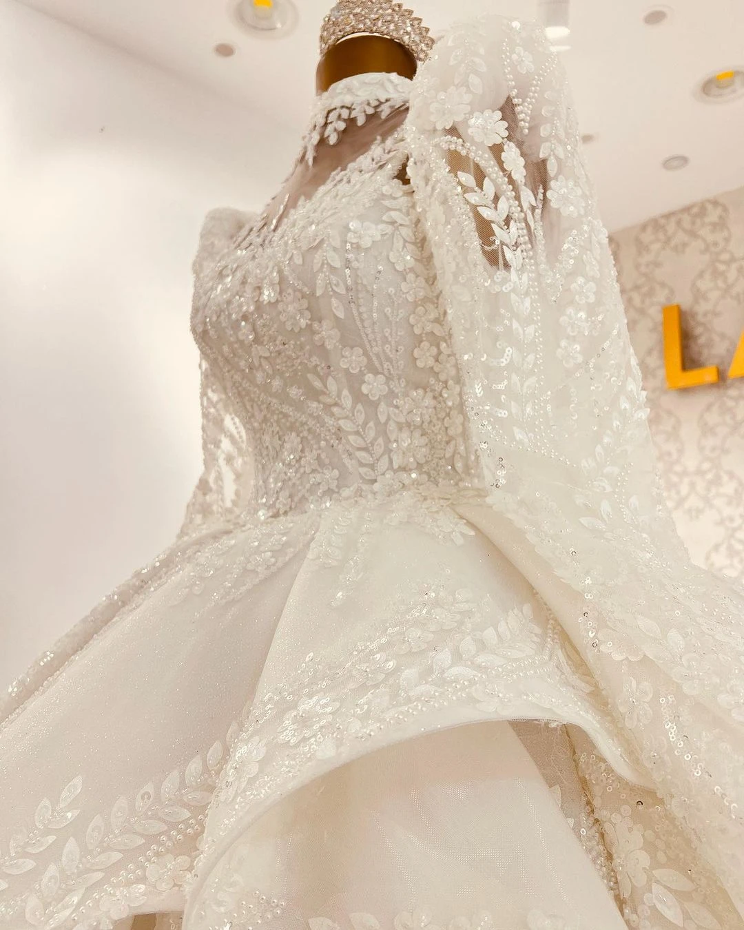 فساتين زفاف رائعة على شكل كرة مطرز بالخرز دانتيل زي العرائس مصنوع حسب الطلب بأكمام طويلة سويب تراين بوهو رداء دي