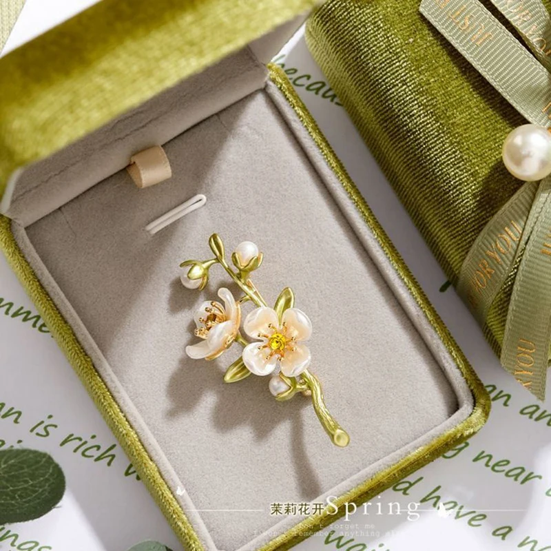 Fresh Green Jasmine Brooch for Women High-grade Fashion Pearl Flower Brooch Vintage Anti-slip Pins Clothing Accessories