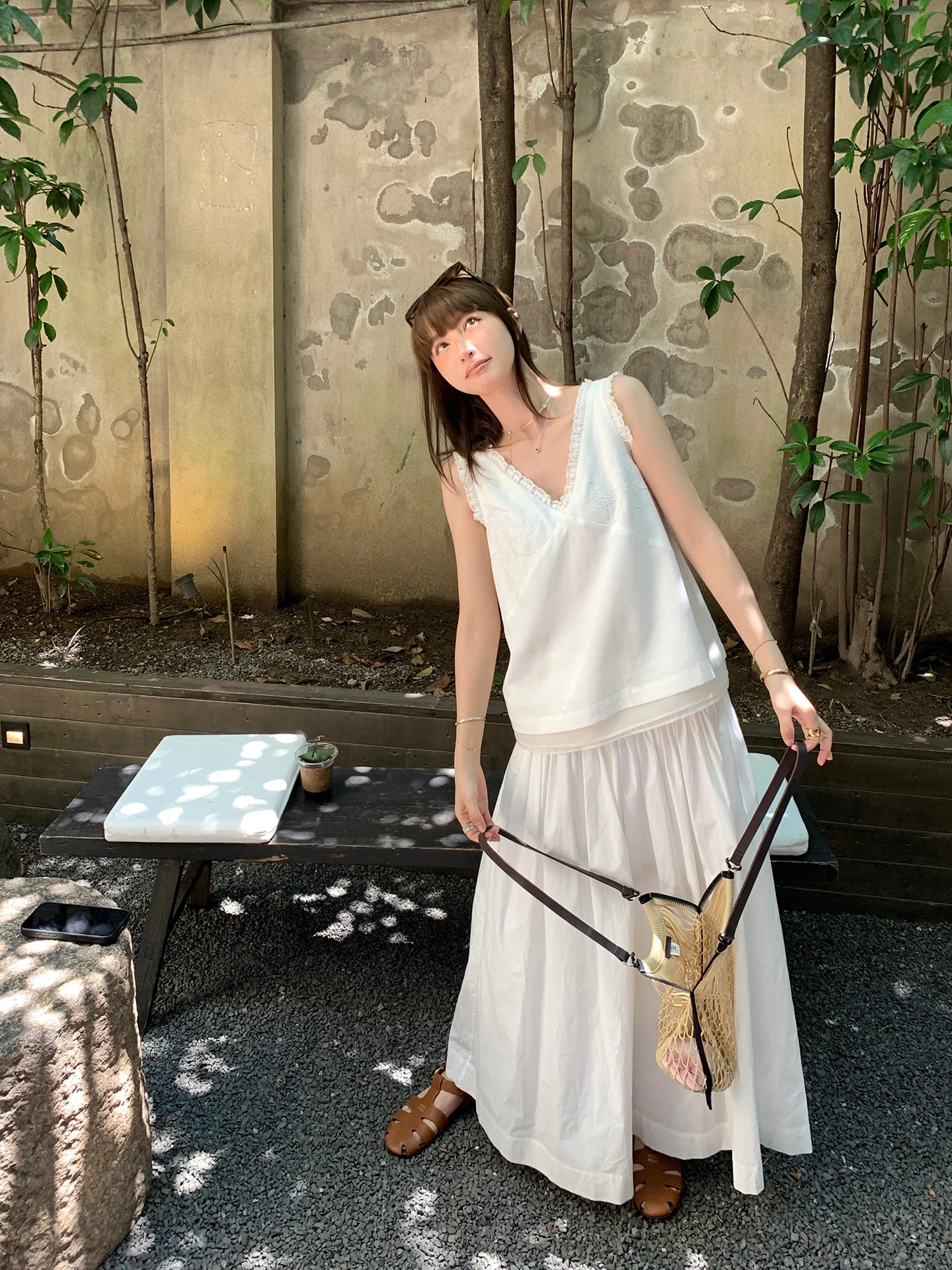 

Комплект из топа и юбки Roman Holiday: плотный хлопок, вышивка, кружево, V-образный вырез, удлиненные рукава, эффект стройности