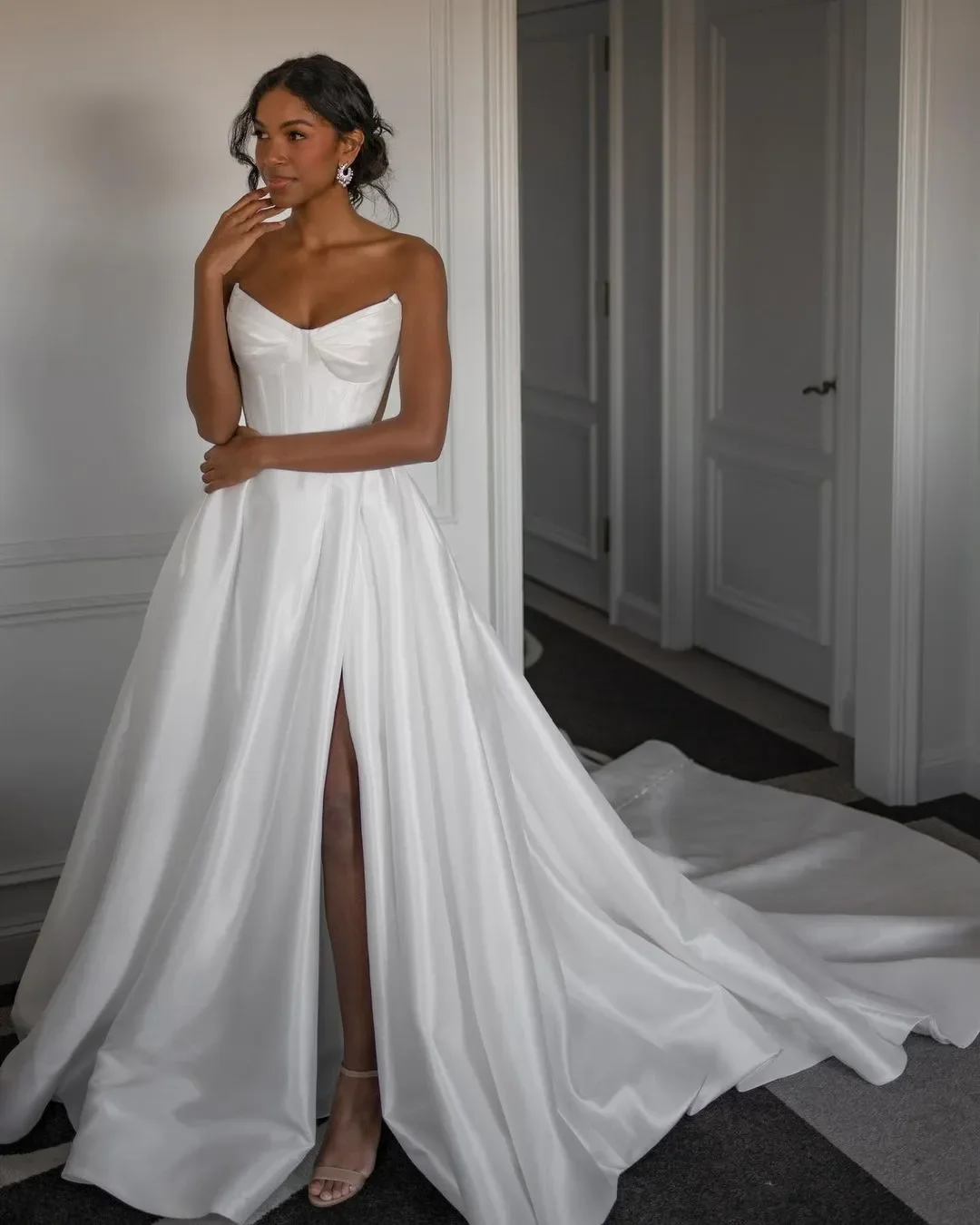 Vestidos de casamento sem alças para mulheres, vestidos de noiva sexy, fenda na coxa, elegante, corpo ósseo, querida