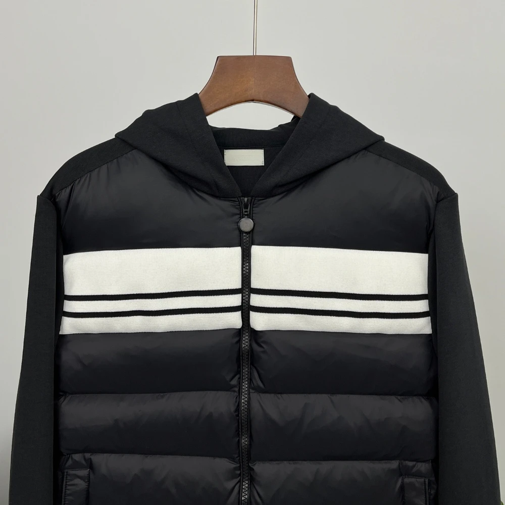 سترة رجالية فاخرة خفيفة الوزن وقصيرة من ريش البط معطف بقلنسوة من العلامة التجارية الشهيرة لفصل الشتاء تحت السترة بحشوة خفيفة الوزن