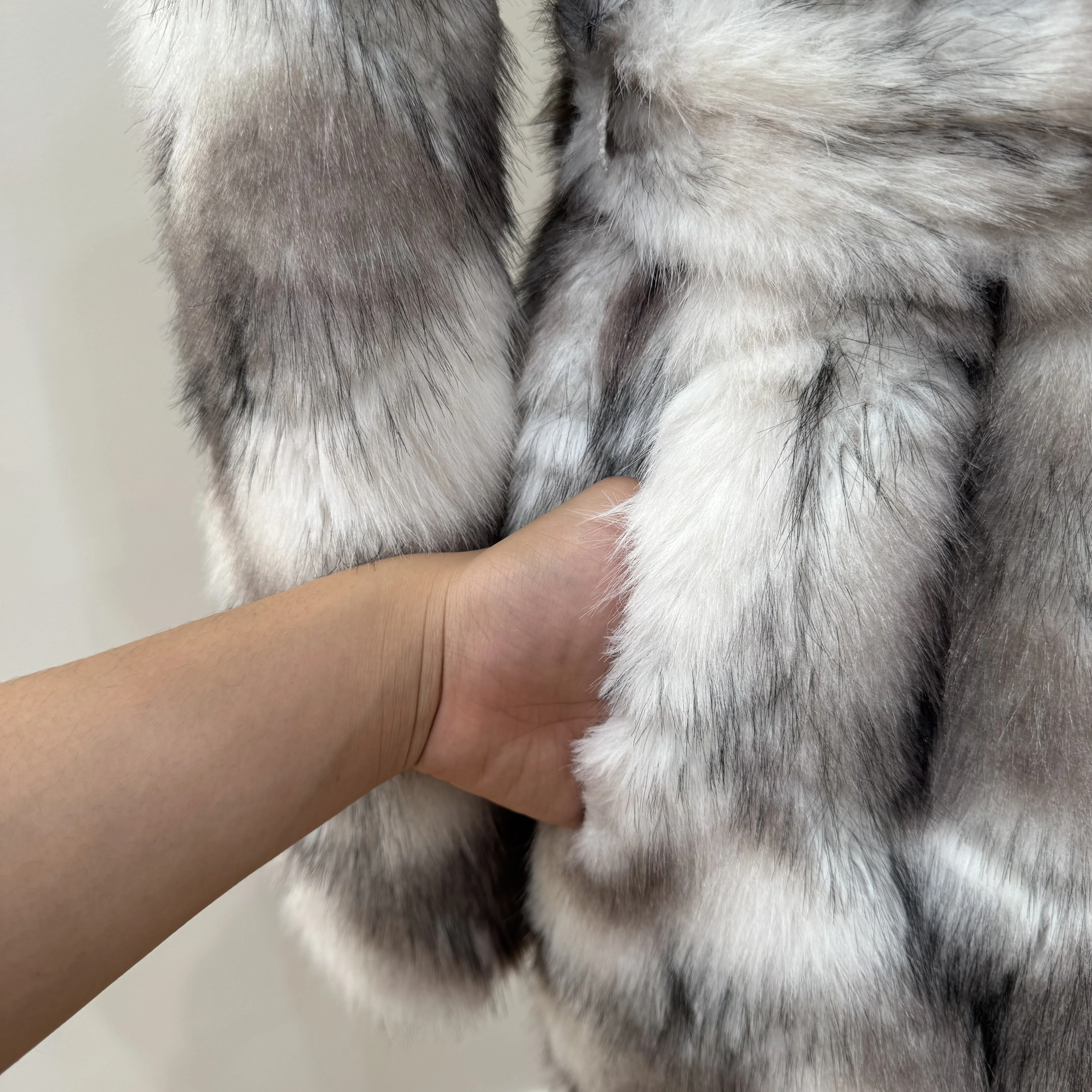 Ausverkauf. „Style Focus“ Lässiger langer, warmer Kunstfuchspelzmantel für junge Frauen, locker taillierter Winterpelzmantel