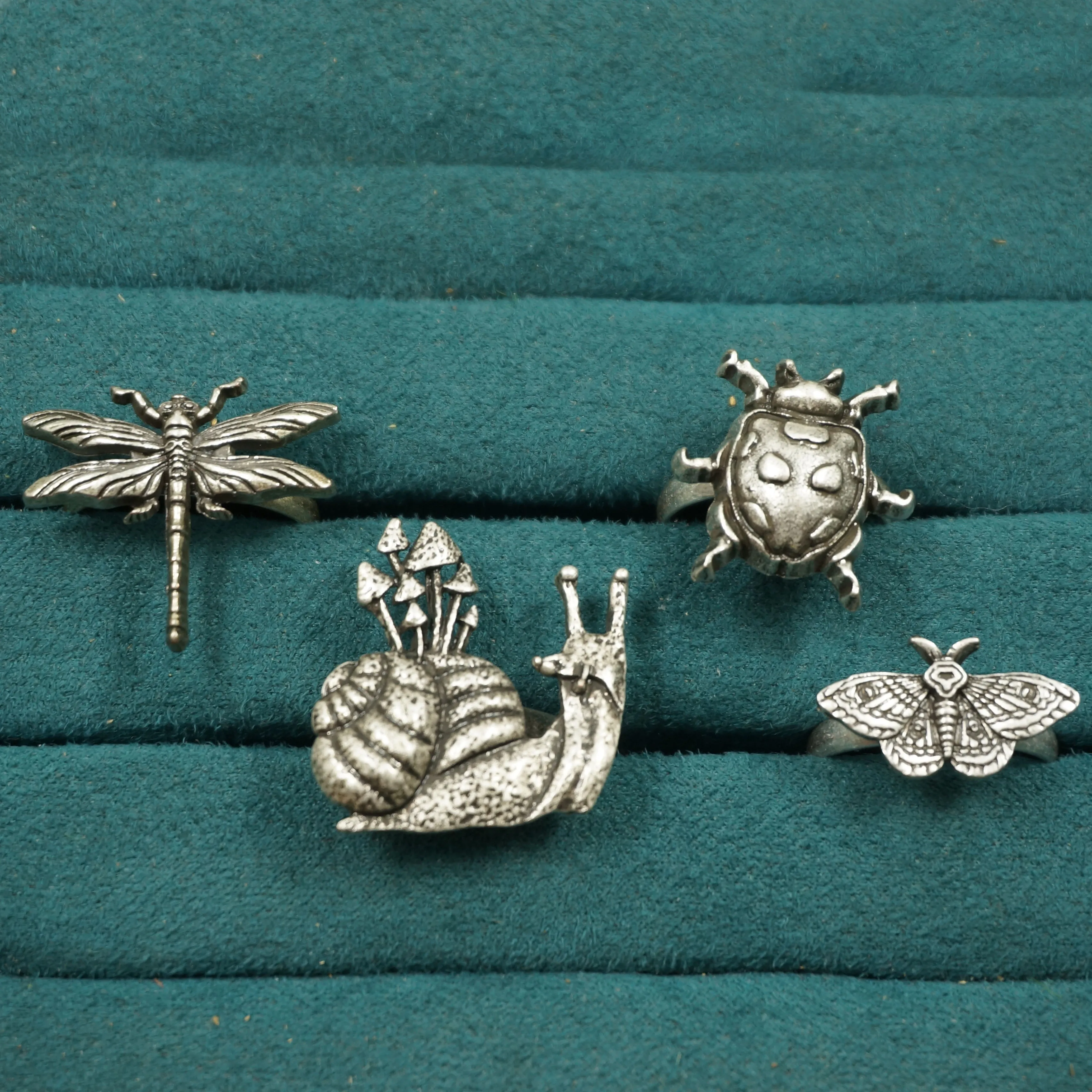 A set of 4 pieces Cute Animals Combination Ring Dragonfly Snail Seven Star Ladybug Moth Ring Popular women's accessories