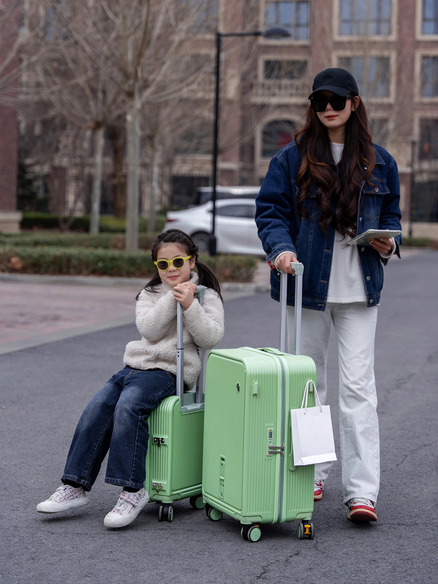 Universal Men Women Large Capacity Travel Suitcase Fashion Trending Zipper Hand Luggage Wheel Rotation 360° Stylish Riding Box