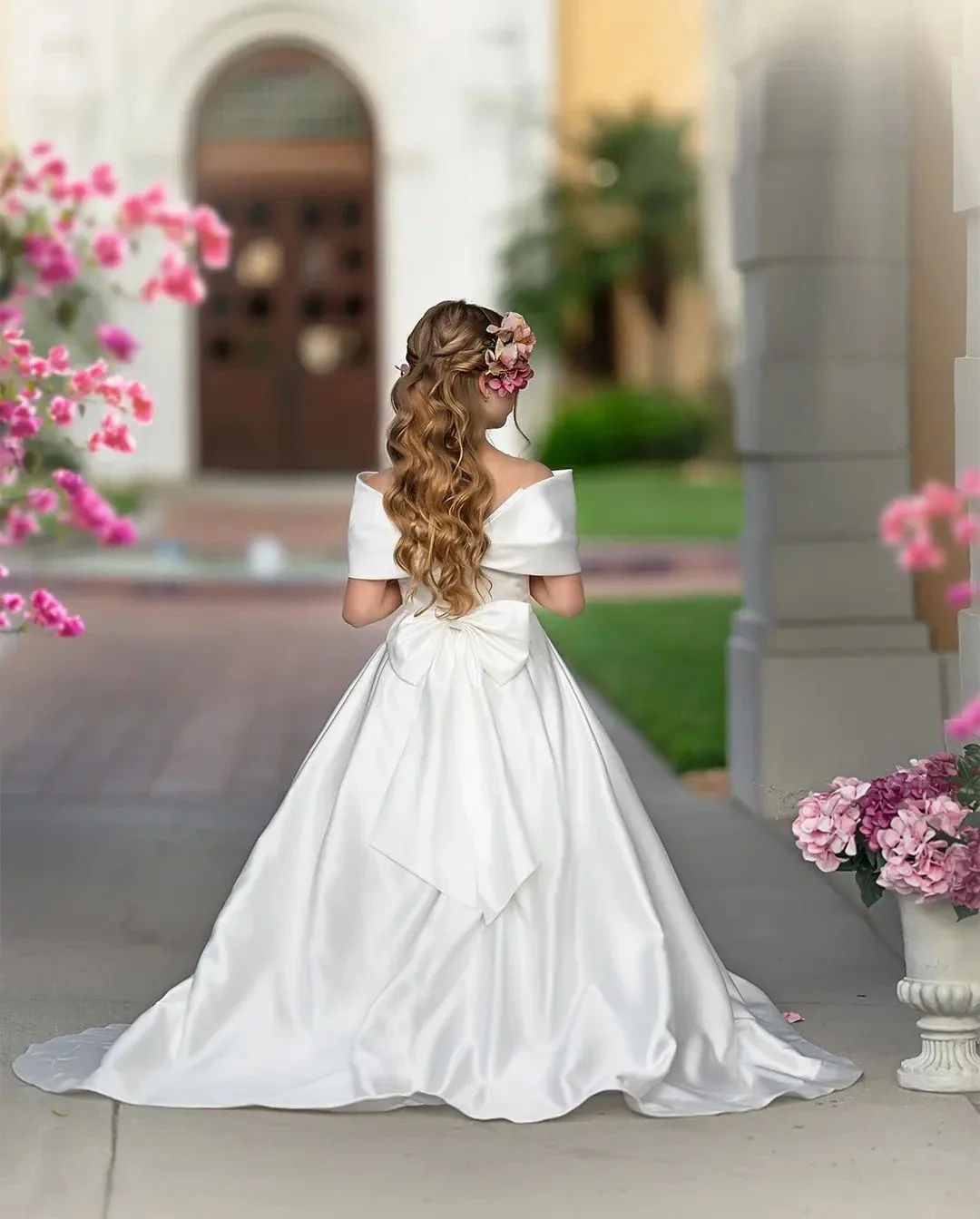 Eleganti abiti da ragazza di fiori in raso bianco per matrimoni Bow Off spalla principessa abito da ballo formale abiti da sera lunghi per ragazze