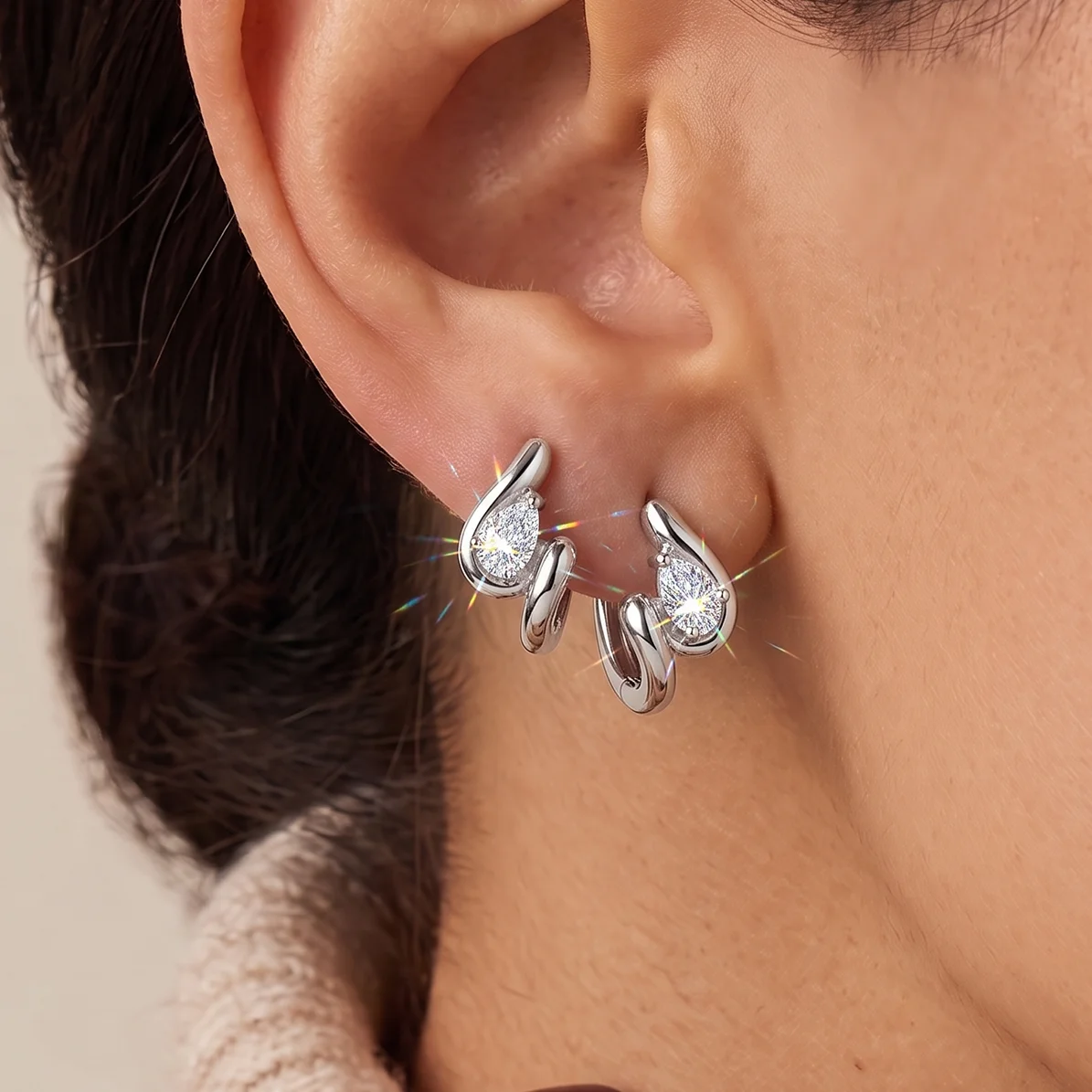 Moonmory Minimalistische Luxus-Ohrringe aus Messing mit gedrehter Birnenform für Damen, 14 Karat Gold, doppelt vergoldet, Marquise-Kontur-Tropfen-Huggie-Ohrringe – Detail 5