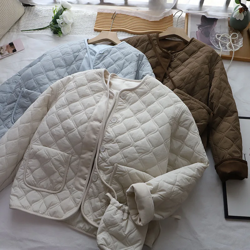 เสื้อแจ็คเก็ตผ้าฝ้ายน้ำหนักเบาสำหรับผู้หญิง สไตล์ใหม่ ฤดูใบไม้ร่วง ฤดูหนาว ดีไซน์กว้างแบบยุโรปและเกาหลี ทรงกระเป๋าห้อย  แบบเย็บติดกัน  ทันสมัย