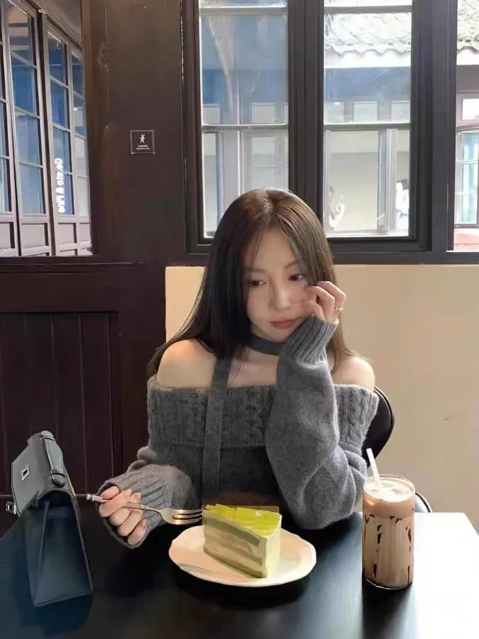 เสื้อไหมพรมเกาหลีแบบไหล่เดียวสำหรับผู้หญิง สไตล์หลวมๆ ใส่สบายๆ สำหรับฤดูใบไม้ร่วงและฤดูหนาว แฟชั่นที่ไม่เหมือนใคร สวยงาม