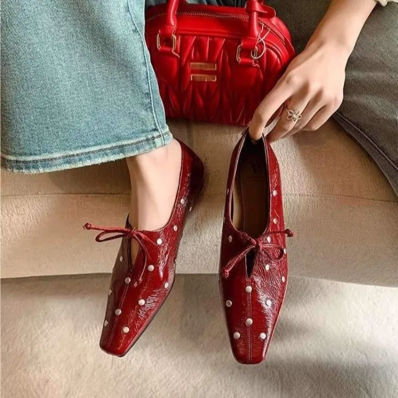

Retro Womens Shoes Exquisite Rivet Casual Shoes for Woman French Style Soft Leather Loafers Fashion Designer Shoes Zapatos Mujer
