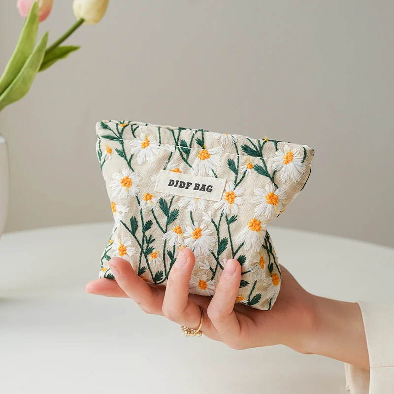 White Embroidery Daisy Women's Makeup Bag Portable Coin Purse Key Case Cosmetics Lipstick Storage Bag Commuter Liner Bag Ins