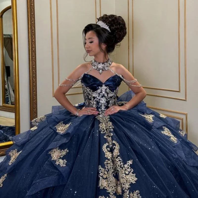 Robe Quinceanera bleu foncé brillant, épaules dénudées, dentelle superposition, paillettes, décalcomanie, longue queue, nœud, robes de 15 Quinceanera ﻿ Personnaliser