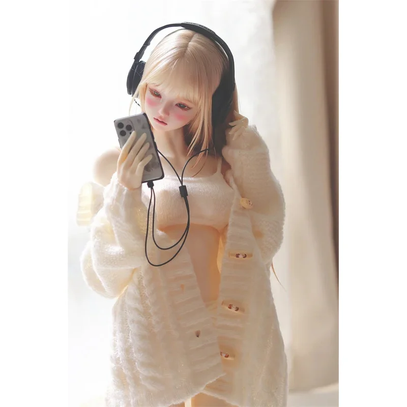 

Комплект детской одежды из трех предметов: вязаный свитер с воротником-стойкой, мягкий свитер, короткие черные шорты. Аксессуары для кукол для девочек.