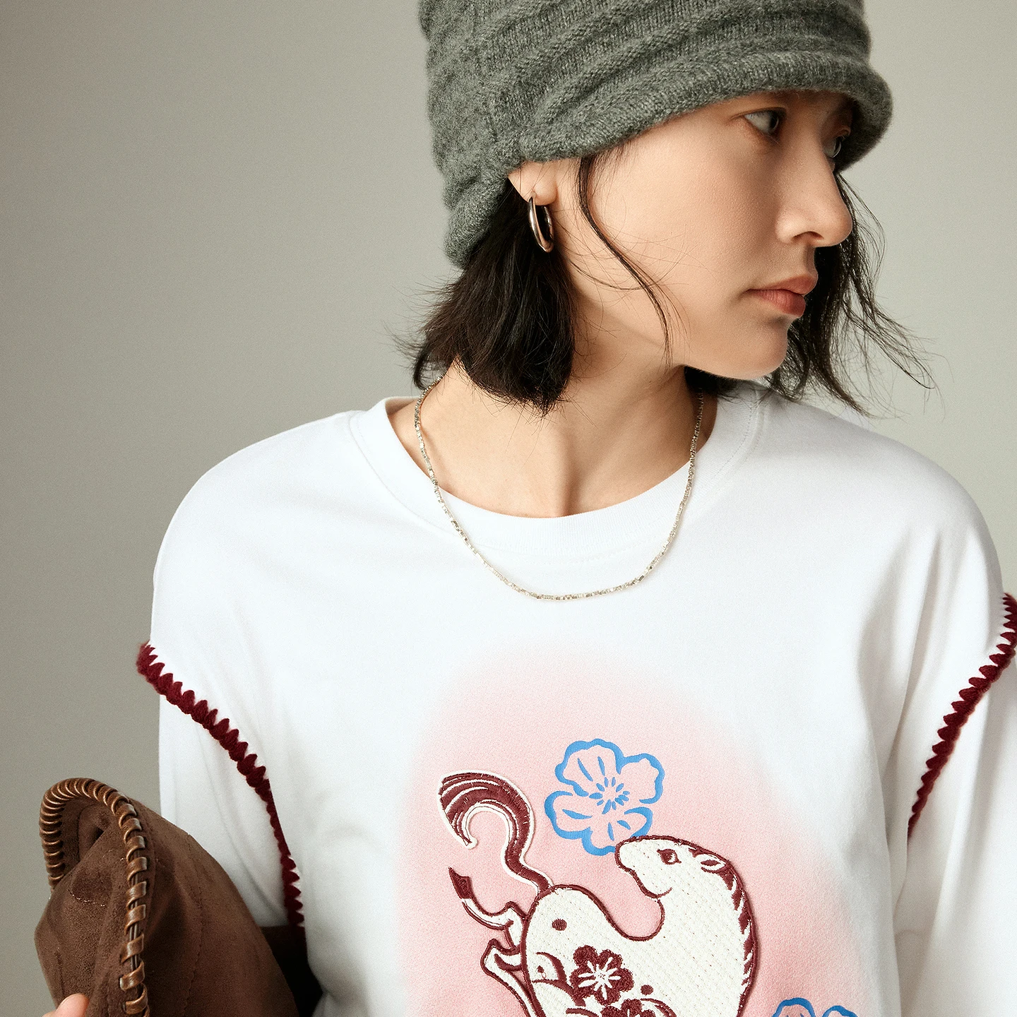 TOYOUTH Mengzhu Daji Capodanno Felpa con cappuccio co-branded per le donne 2025 Inverno Nuovo modello di ricamo giocoso Top in cotone ad alto grado