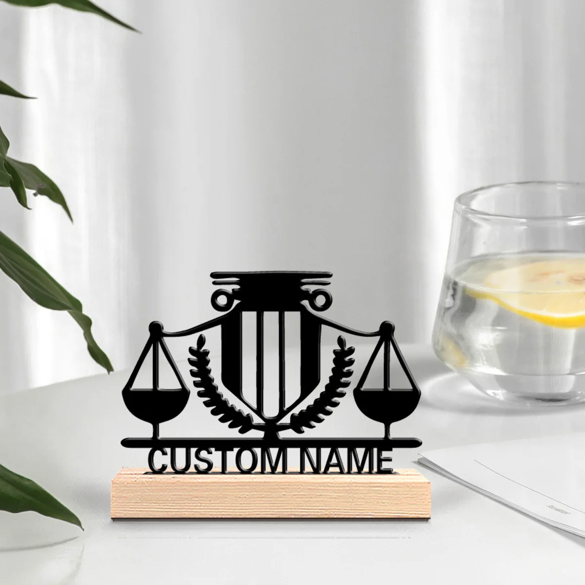 Statue in metallo personalizzate per l'equilibrio personalizzato alla moda da 1 pezzo con base in legno adatte per regali per avvocati Regali per ufficio e uomini