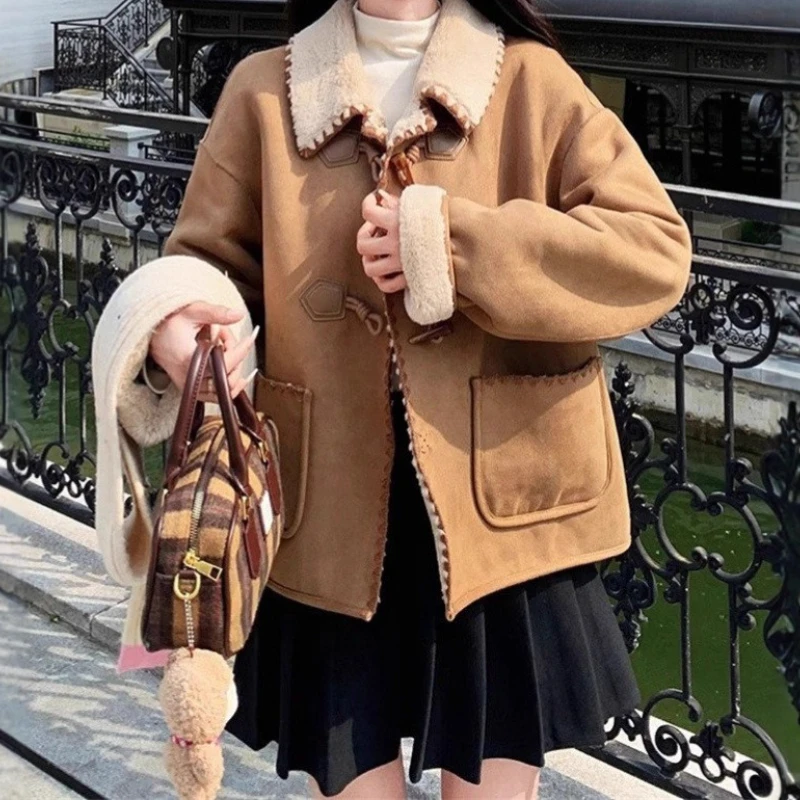 معطف نسائي شتاء 2025 جديد صغير الحجم قصير سميك من القطن مع إبزيم تبديل، مخمل من جلد الغزال، وصوف خروف
