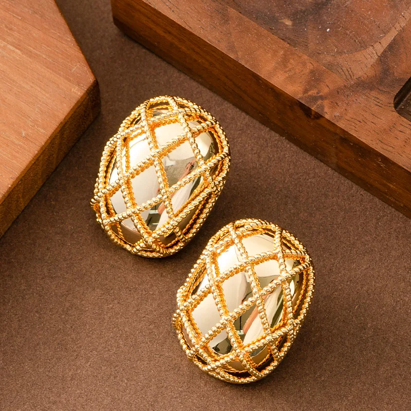 Gold Tone Oval Braided Frame Stud Earrings 925 Silver Needle Hollow Metal Ear Studs Vintage Luxurious Ear Accessories