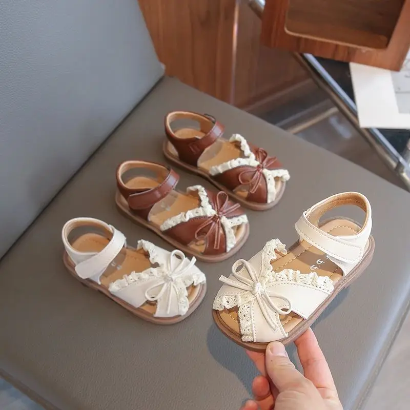 

Сандалии для девочек, новинка лета 2024, детская обувь принцессы на мягкой подошве и мягкими топами, модные сандалии с кружевным бантом для малышей