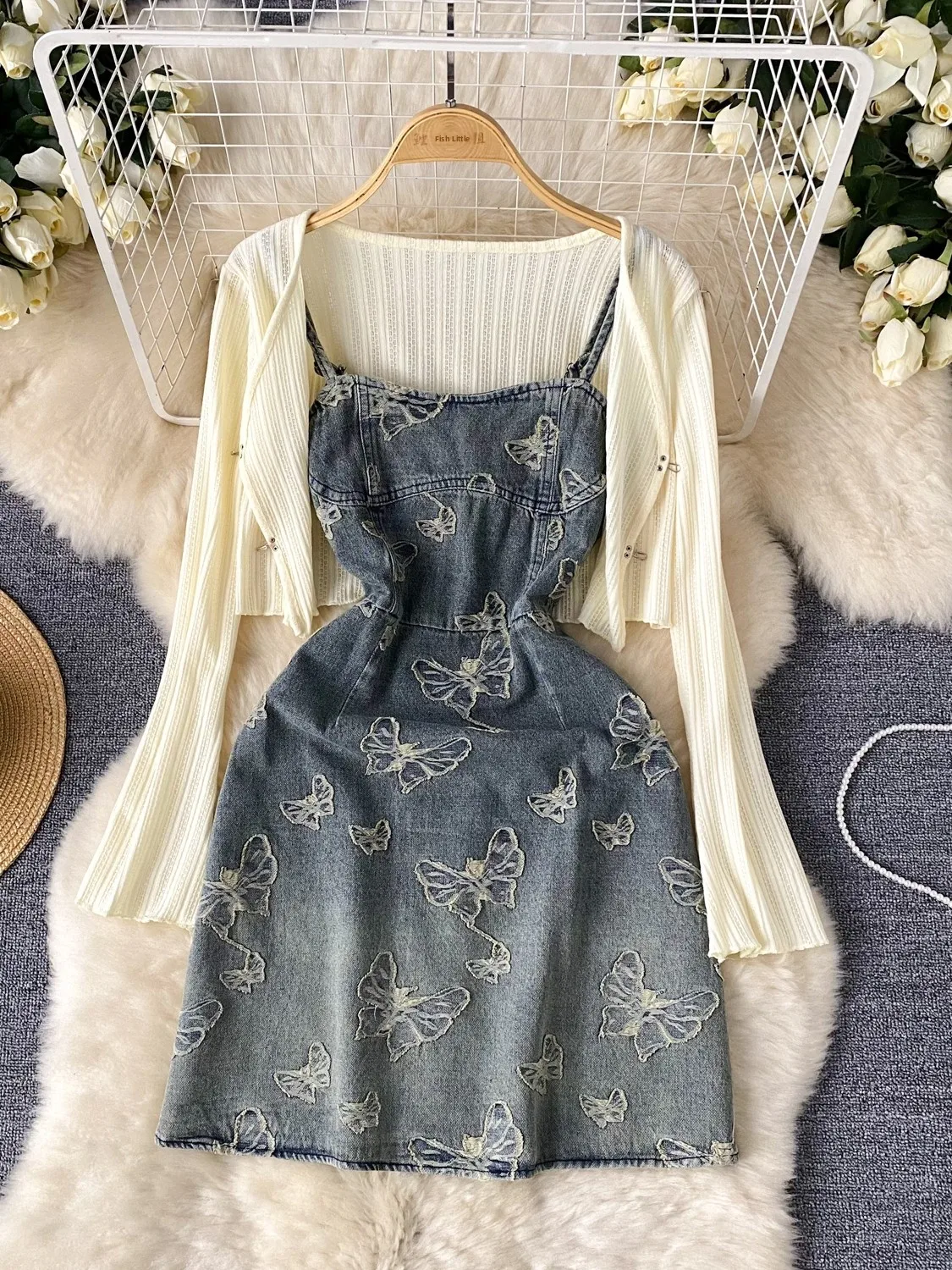 

Летнее женское джинсовое платье-халтер с вязаным кардиганом-накидкой, завязками и завышенной талией, приталенный крой, повседневный стиль