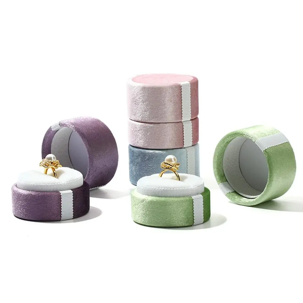 กล่องบรรจุภัณฑ์เครื่องประดับทรงกระบอกใหม่หรูหราพร้อมฝาแหวนถอดได้กล่องเก็บแบบพกพากำมะหยี่สำหรับงานแต่งงาน