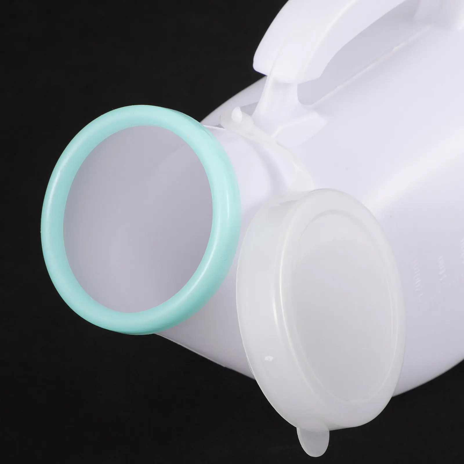 

4Pcs Portable Adult Urinal Premium Thickened Plastic Reusable Urine Bottle for Travel Camping Beach Elderly Men Women Household