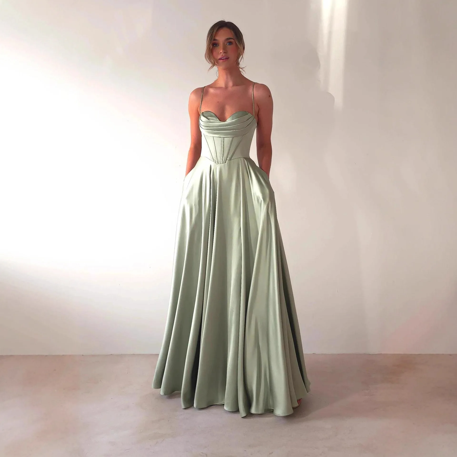 

Потрясающее длинное платье с красивыми бретелями для фотосессии в стиле стрит-фэшн, идеально для дня рождения...