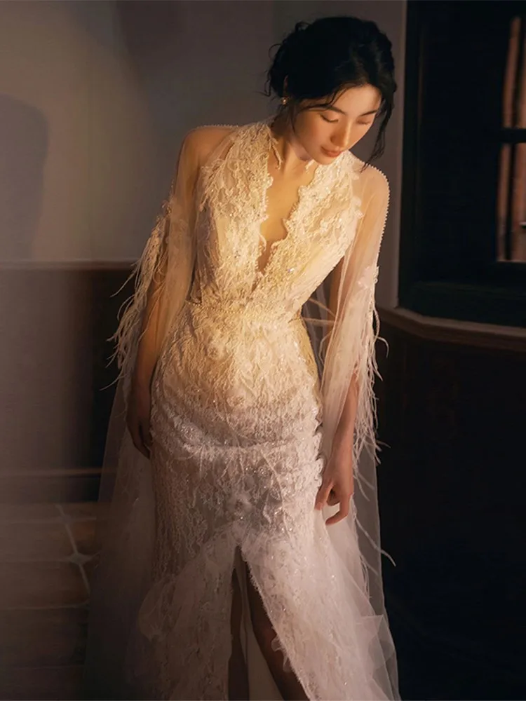 Um novo vestido de manhã de nicho com gola elegante e leve de renda para sair e rabo de peixe de tule