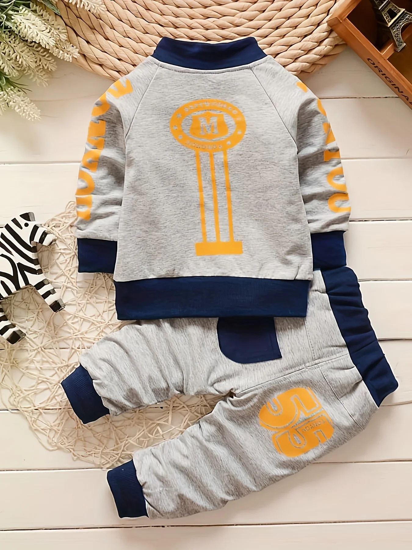 Weicher Baumwoll-Trainingsanzug für Kleinkinder, 3-teilig, mit Buchstaben-Grafik, Reißverschlussjacke, gestreiftes T-Shirt, Hose mit elastischem Bund, Sportoutfit für Kleinkinder – Detail 7