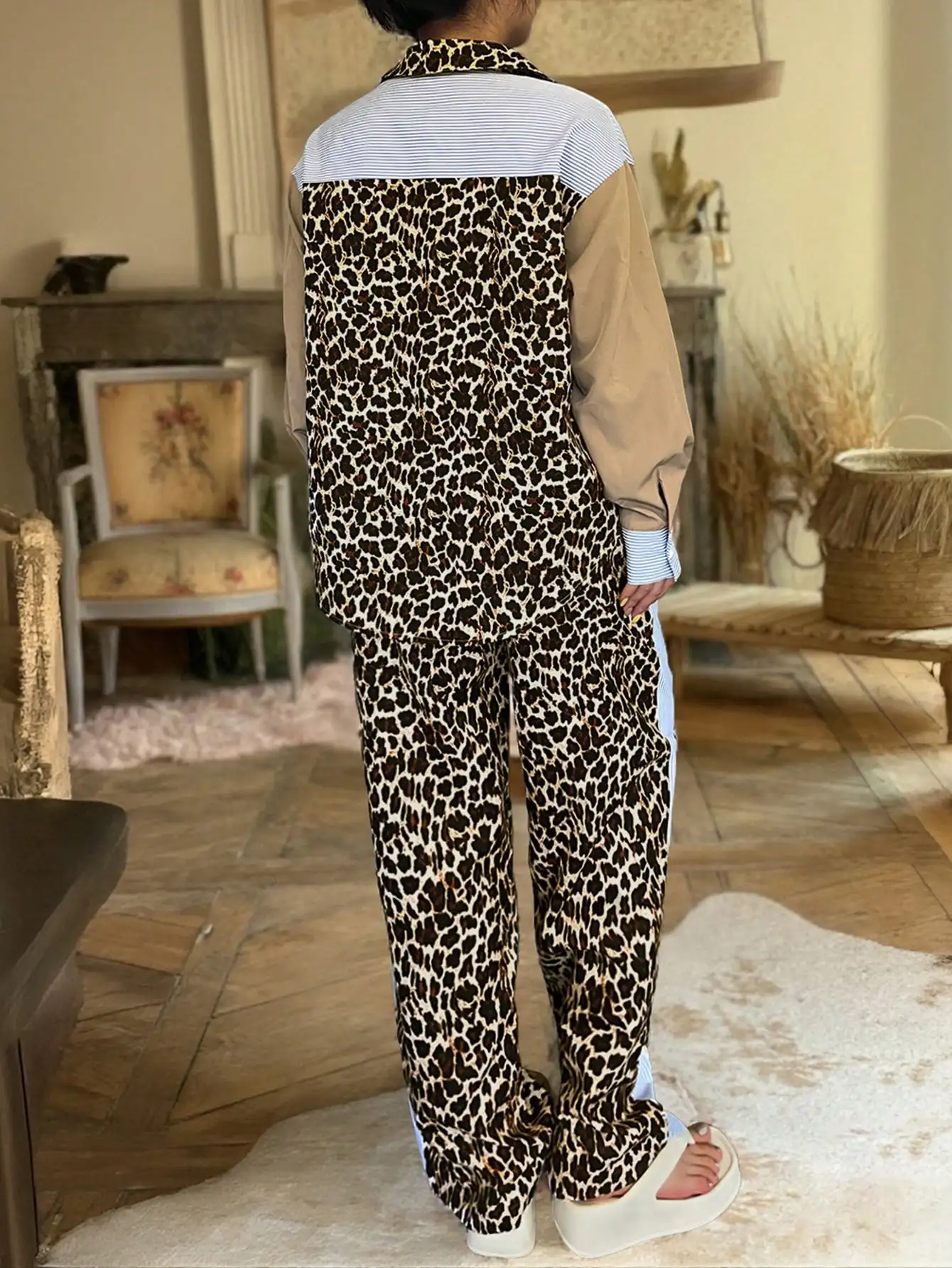 Set da donna in due pezzi larghi con giunture leopardate e strisce blu con top con risvolto e pantaloni a gamba larga, outfit casual autunno inverno