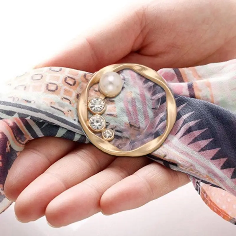 39BD Fashion Pearls T-shirt Hem Knotted Brooch Pin for Women Silk Scarf Brooch Buckle