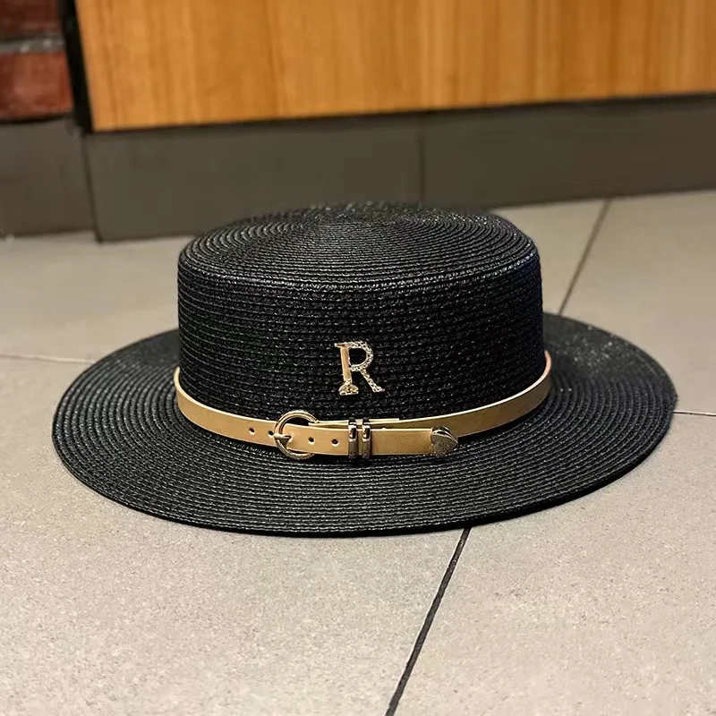 قبعة شمس نسائية أنيقة من القش مع زخرفة معدنية على شكل حرف R - قبعة مسطحة ذات حافة واسعة للحماية من الأشعة فوق البنفسجية للشاطئ والسفر في الصيف