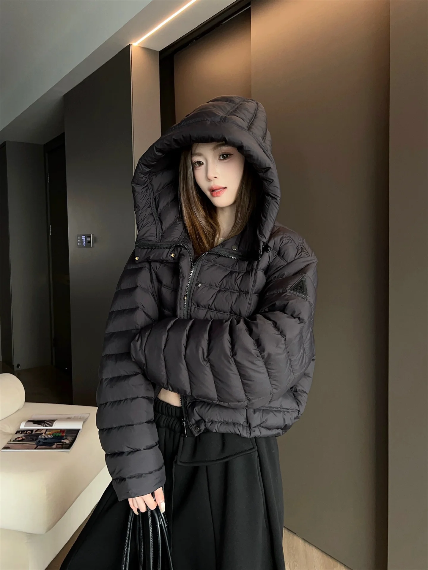 

Модная женская зимняя куртка-пуховик с капюшоном, новинка 2025 года, свободного кроя, универсальная, маленького размера, повседневная, короткая, в спортивном стиле