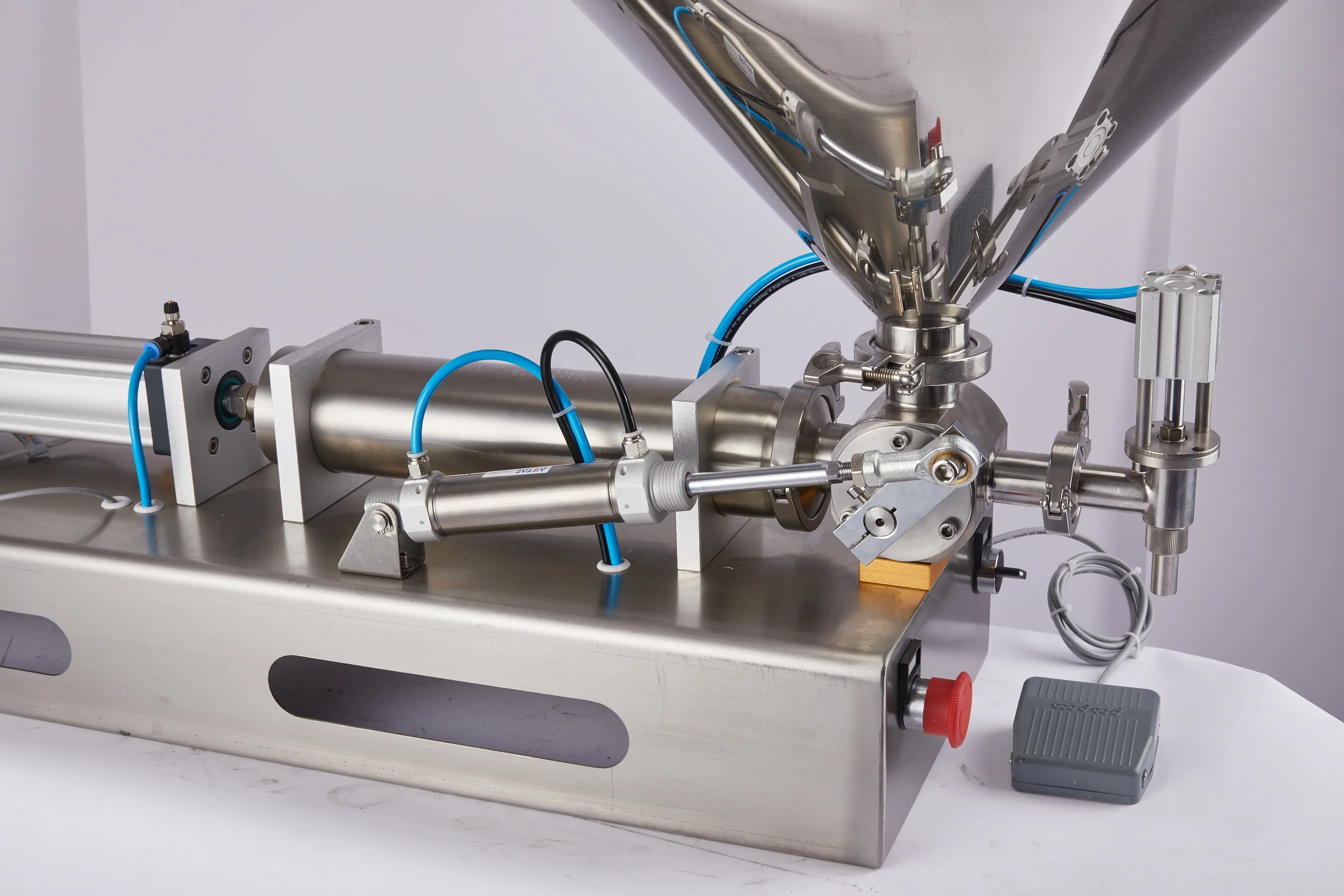 

304 Stainless Steel Pneumatic Filling Machine Corrosive High Filling Speed Bottle Filling Machine From 100ml To 1000ml