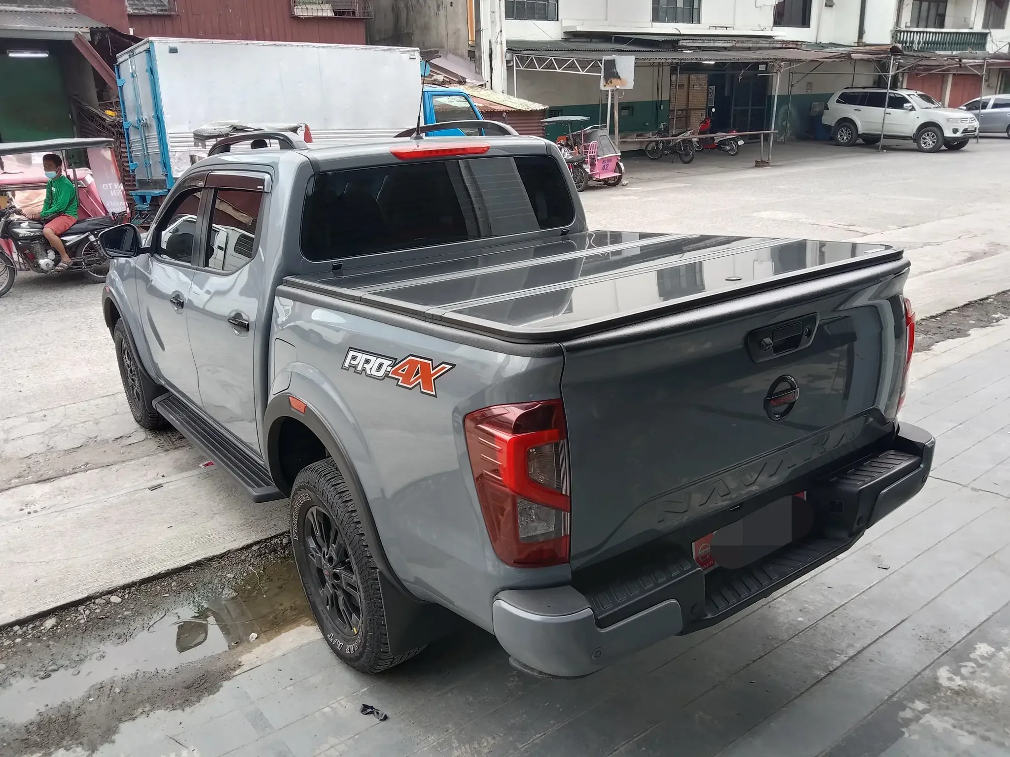 the best pickup tri-fold cover for Nissan Navara NP300 Frontier aluminum trunk top hard lid truck bed protective accessories