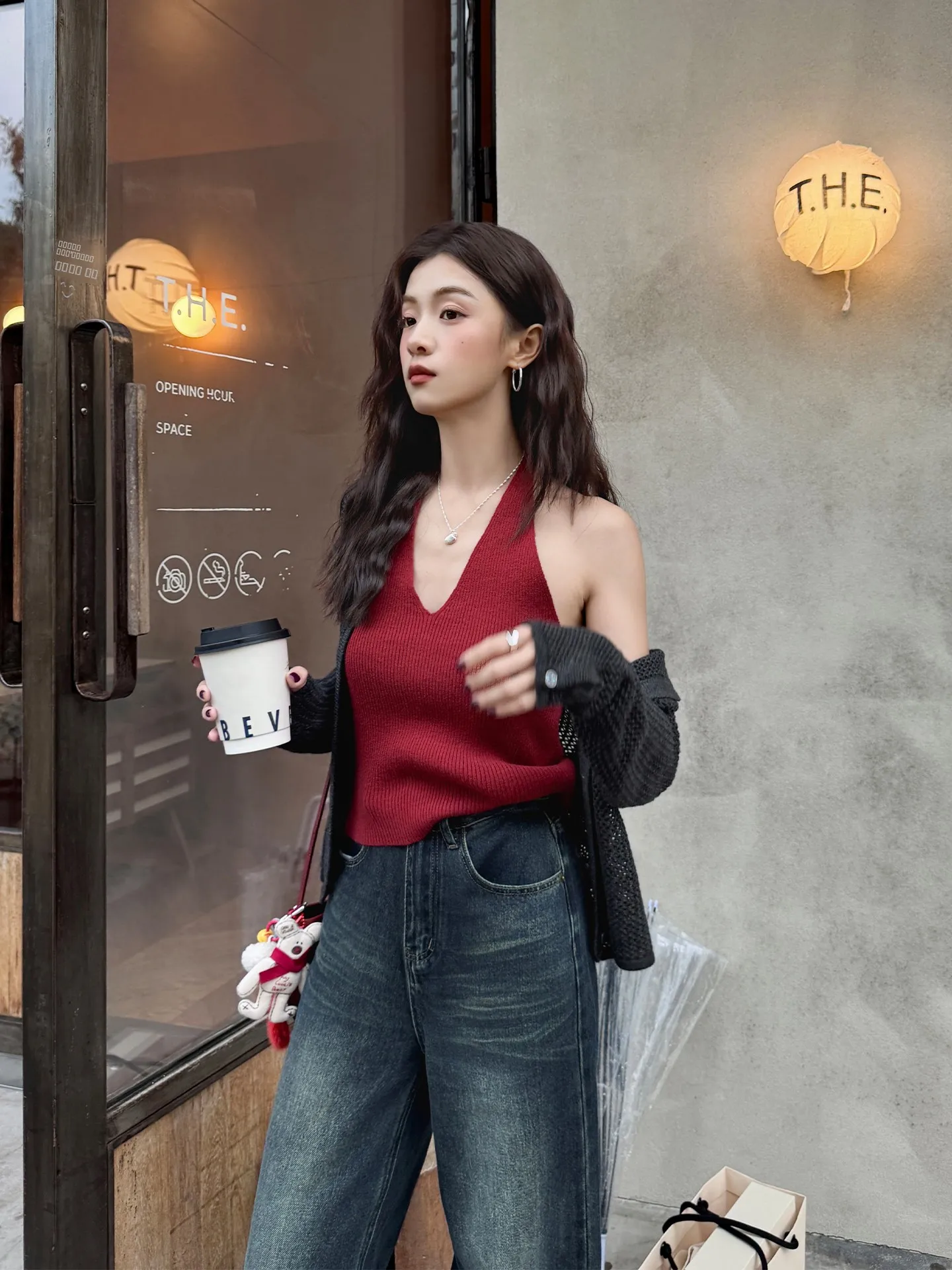 

Красный вязаный кардиган с ажурной вязкой и жилет — комплект из двух предметов. Женская повседневная удобная мягкая вязаная одежда для ежедневного использования.