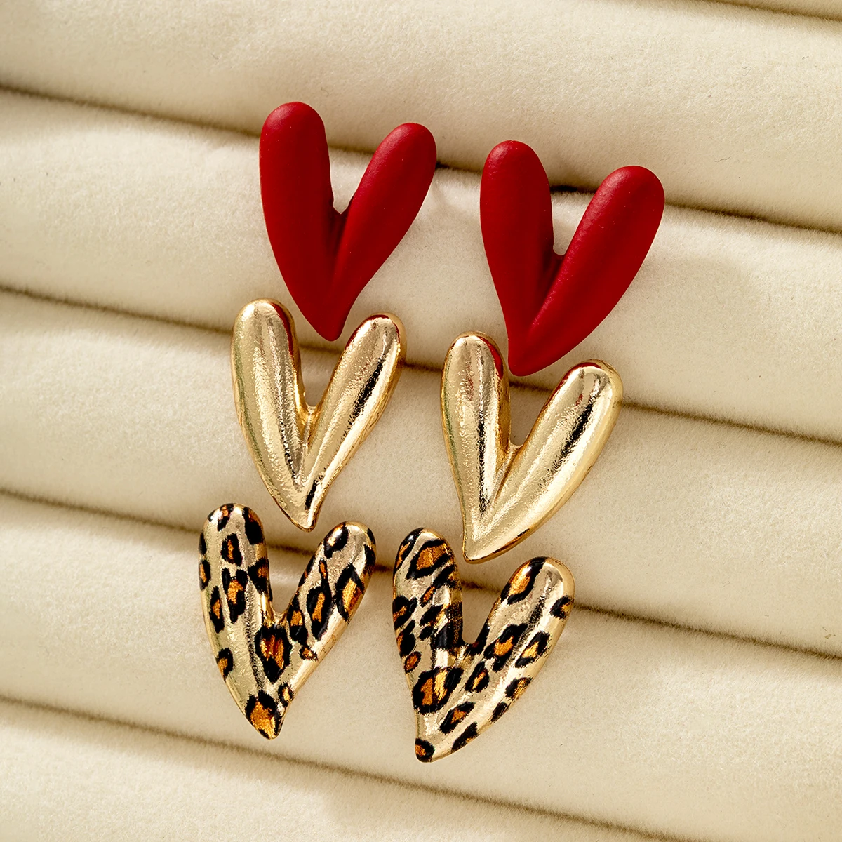 Juego de 3 pares de pendientes de mujer en forma de corazón con estampado de leopardo, personalizados y versátiles, pendientes pintados con spray rojo