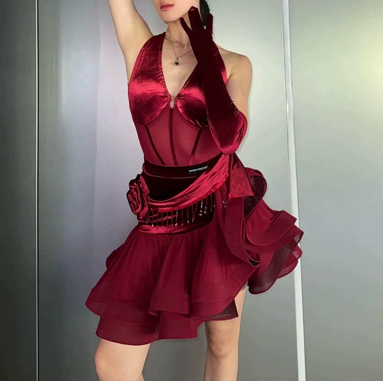nouvel-ensemble-de-robe-de-danse-latine-en-velours-2026-–-haut-a-col-halter-et-dos-ouvert-avec-jupe-a-baleines-costume-de-performance-de-danse-de-salon-pour-femme