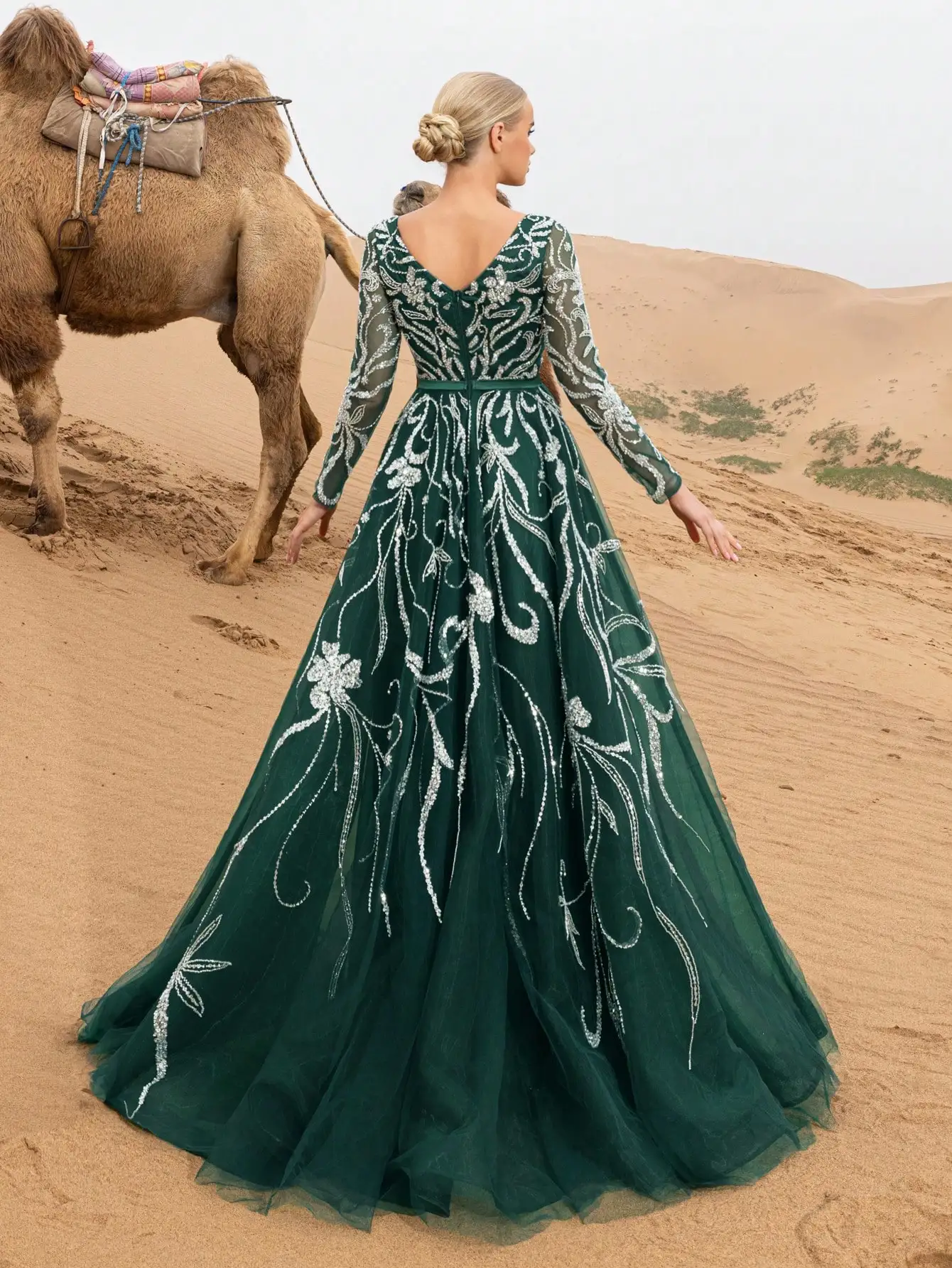 Prachtige formele galajurken en avondjurken met boothals en bloemenpailletten en kralen