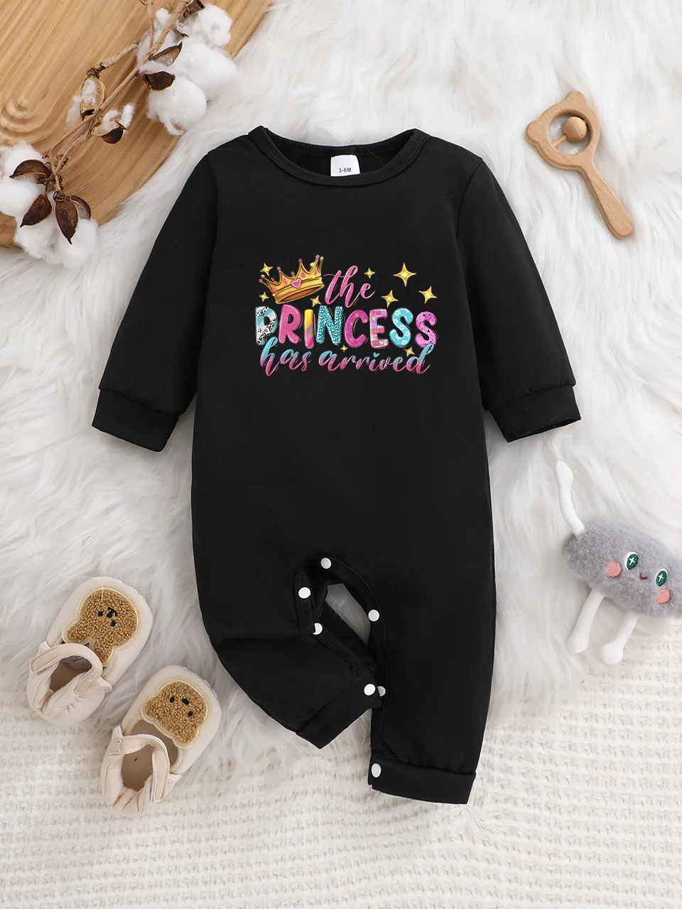 

A baby long-sleeved onesie with interesting letter prints. It features a buttoned design for easy putting on and taking off