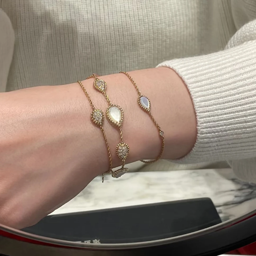 Pulsera de gotas de agua con incrustaciones de nácar blanco natural a la moda. Regalos navideños de alta gama.