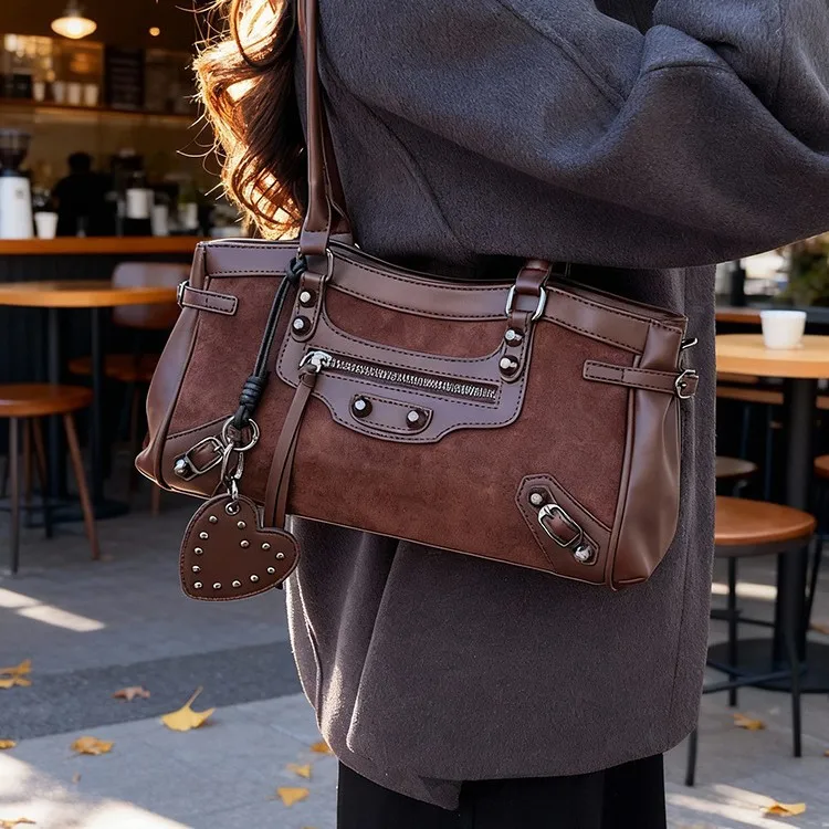 

2026 Women's Retro Rivet Leather Biker Bag Winter Niche French Premium Commuter Shoulder Crossbody Bag Classic Women's Bag