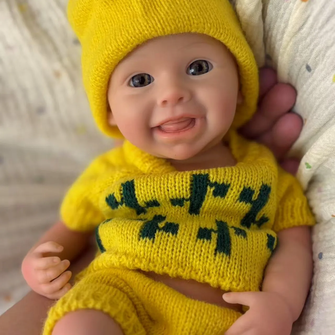 

New 13-inch all-silicone baby handsome Reborn Girl doll, very soft and have lifelike skin, is a good choice for children gift