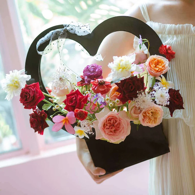 Cajas de flores portátiles con forma de corazón para mujer, caja de papel de embalaje romántico, cesta de regalo, bolsas de papel Kraft, cesta de flores de amor