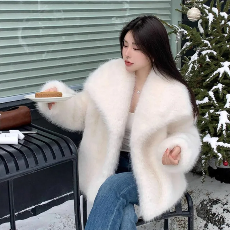 A new style of fur mixed coat with women's lapel and thickened fur fashionable light overcoat